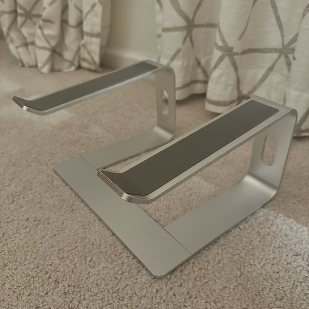 Laptop stand